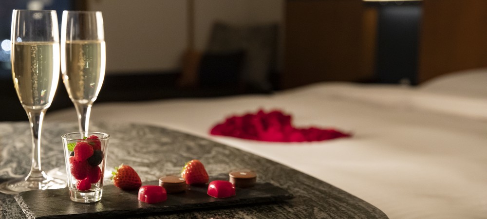 公式 大切な記念日 プロポーズに ベッドをバラの花びらで演出スイートエスケープ 記念日特典付 名古屋のホテルなら ヒルトン名古屋