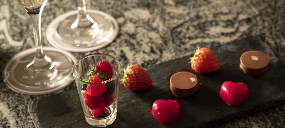 公式 大切な記念日 プロポーズに ベッドをバラの花びらで演出スイートエスケープ 記念日特典付 名古屋のホテルなら ヒルトン名古屋